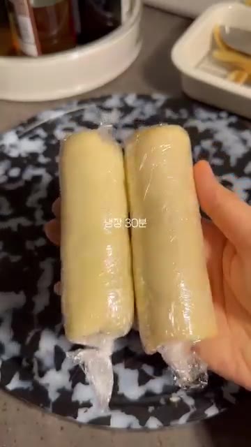 냉장고에 30분간 넣어둔다. — 식빵 과일 롤 레시피