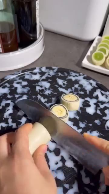 말아둔 식빵을 먹기 좋은 크기로 썰어준다. — 식빵 과일 롤 레시피