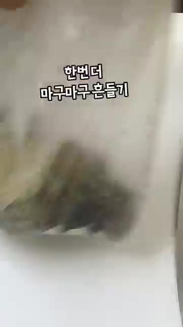 올리브유 1큰술을 넣고 가볍게 버무려주세요. — 과자 대신 가지 어때요?🍆 바삭바삭 NO튀김 가지부각