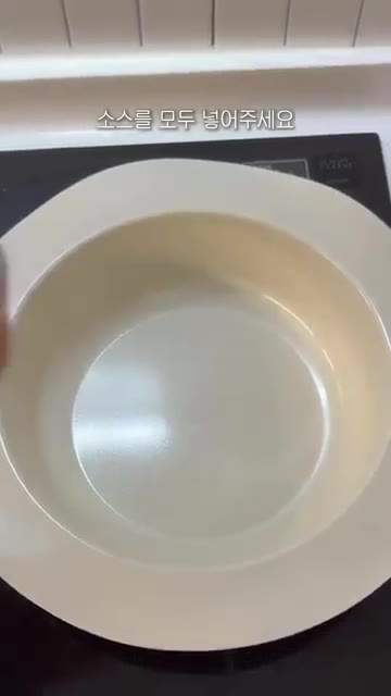 팬에 시판 파스타 소스 1통을 모두 붓습니다. — 00년생 주부가 만든 원팬 라따뚜이 레시피