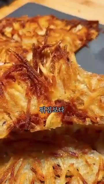 감자를 얇게 채 썰어 소금을 약간 넣고 5~10분간 두었다가 물기를… — 겉바속쫀 인생감자채전 비법!!