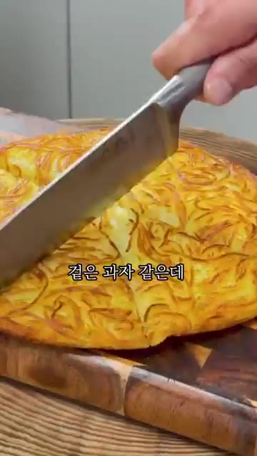 감자전분가루 1큰술을 넣고 가볍게 코팅하듯 섞어주세요. — 겉바속쫀 인생감자채전 비법!!