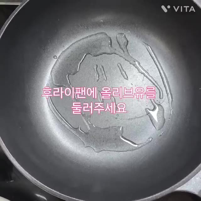 팬에 들기름 2큰술을 두르고 다진 마늘 1큰술과 썰어둔 대파를 넣어… — 새우젓 감칠맛 풋호박볶음