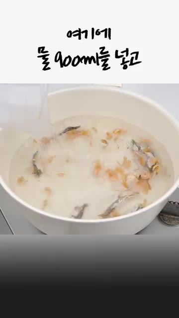 냄비에 멸치와 건새우를 넣고 2~3분 정도 볶아 육수를 준비합니다. — 갱년기 탈출! 고사리두부탕, 밥 대신 든든하게 드세요