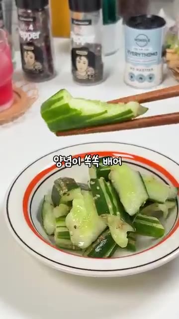 자른 오이를 위생백에 넣습니다. — 초간단 오이무침