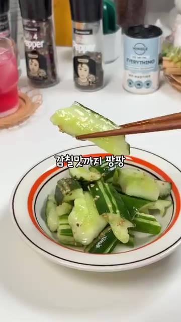 시원 아삭함에 감칠맛까지 팡팡 터지는 오이무침이 완성됩니다. — 초간단 오이무침