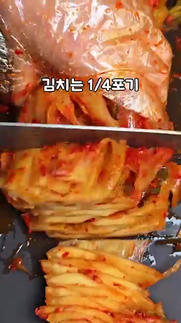 양파를 두껍게 채 썰어 준비합니다. — 조서형 고기 없이 두부김치: 양파 듬뿍 밥도둑 레시피