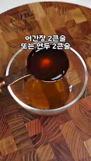 팬에 식용유 3큰술을 두르고 김치와 김치 국물을 넣고 볶습니다. — 조서형 고기 없이 두부김치: 양파 듬뿍 밥도둑 레시피