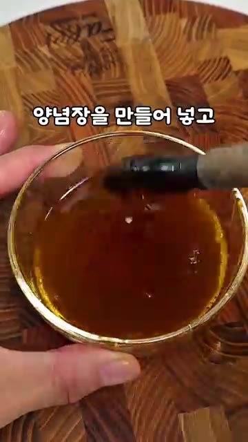 3분 정도 볶다가 채 썬 양파를 넣고 함께 볶아줍니다. — 조서형 고기 없이 두부김치: 양파 듬뿍 밥도둑 레시피