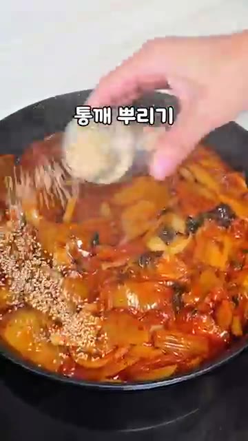 만든 양념장을 팬에 붓고, 감칠맛을 더하고 싶으면 고춧가루 반 큰술… — 조서형 고기 없이 두부김치: 양파 듬뿍 밥도둑 레시피