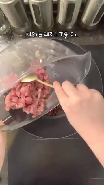 채 썬 채소를 넣고 센 불에서 1분간 빠르게 볶아주세요. — 집에서 만드는 중국집 고추잡채