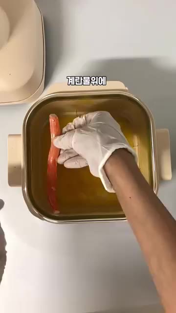 에어프라이어 용기에 올리브유를 두르고 계란물을 붓는다. 그 위에 맛… — 불 안쓰고 만드는 명절 전 요리