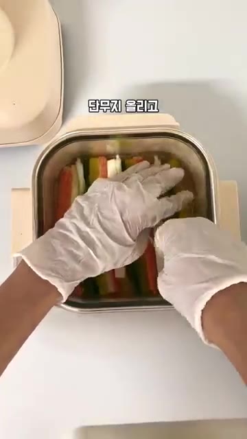 재료 사이사이 계란물을 부어준다. — 불 안쓰고 만드는 명절 전 요리
