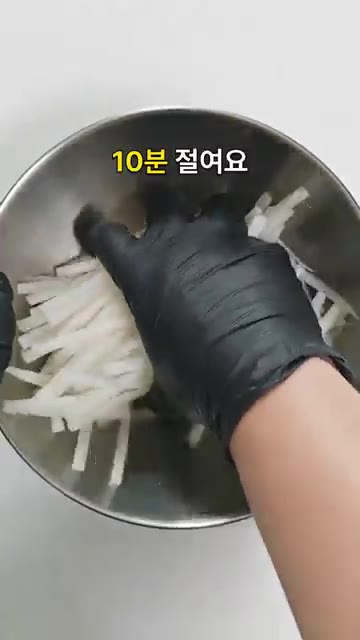 채 썬 무에 소금 1/6T를 넣고 가볍게 버무린 뒤 5~10분간 절… — "10분만 절여주세요" 새콤아삭 초간단 무생채