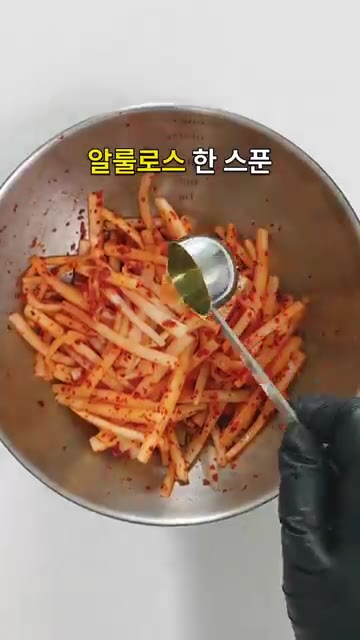 참치액 1T, 식초 1.5T, 알룰로스 1T, 다진 마늘 1/2T를… — "10분만 절여주세요" 새콤아삭 초간단 무생채