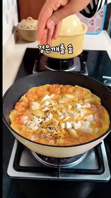 검은깨와 송송 썬 파를 뿌려줍니다. — 두부에 새우만 두르면 90%는 끝나는 레시피