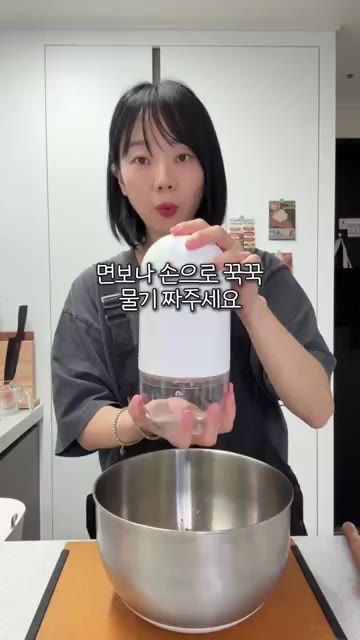 돼지고기 다짐육은 키친타올로 핏물을 닦아줍니다. — 초간단 숟가락 동그랑땡