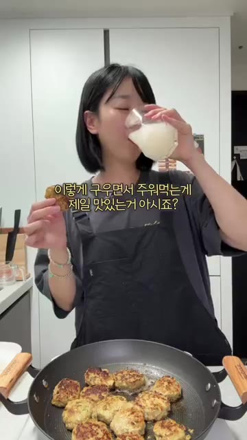 계란 3~4개를 넣고 다시 섞어줍니다. 팬에 올리브유를 넉넉히 두르… — 초간단 숟가락 동그랑땡