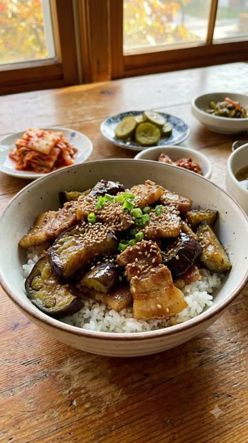 팬에 기름을 두르고 다진 돼지고기를 먼저 볶는다. — 종이컵 하나면 식당 안 부럽다! '실패 없는 10분 돼지고기 가지덮밥'