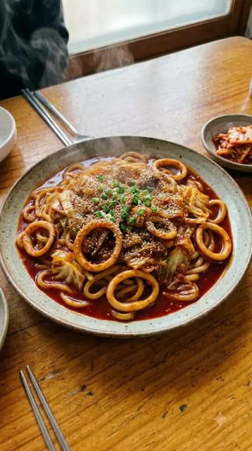 고기가 익으면 썰어둔 가지를 넣고 함께 볶는다. — 종이컵 하나면 식당 안 부럽다! '실패 없는 10분 돼지고기 가지덮밥'