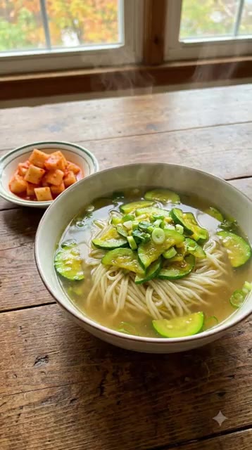 굴소스와 간장을 넣고 재료가 잘 어우러지도록 볶는다. — 종이컵 하나면 식당 안 부럽다! '실패 없는 10분 돼지고기 가지덮밥'