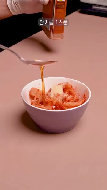 잘 익은 김치를 가져와 설탕 1스푼, 참기름 1스푼, 간장 1스푼,… — 초간단 김치말이 국수, 자취생 필수 요리!