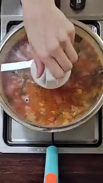 약불로 줄인 후 쑥갓 잎 부분을 한입 크기로 넣어 3분 정도 더 끓… — 파주스타일 부대찌개 레시피