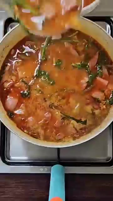 마지막에 라면사리를 넣어 맛있게 드세요. — 파주스타일 부대찌개 레시피