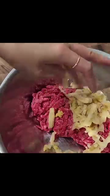 볼에 핏물 제거한 육회를 넣는다. — 깻잎 묵은지 육회무침 레시피