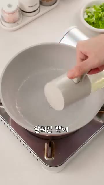 당면은 뜨거운 물에 20분 정도 불려줍니다. 양파는 도톰하게 채 썰… — 당친자들은 모여라! 초간단 당면볶음🥢