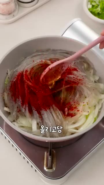 불린 당면을 팬에 넣고 간장, 굴소스, 고춧가루, 올리고당, 다진… — 당친자들은 모여라! 초간단 당면볶음🥢