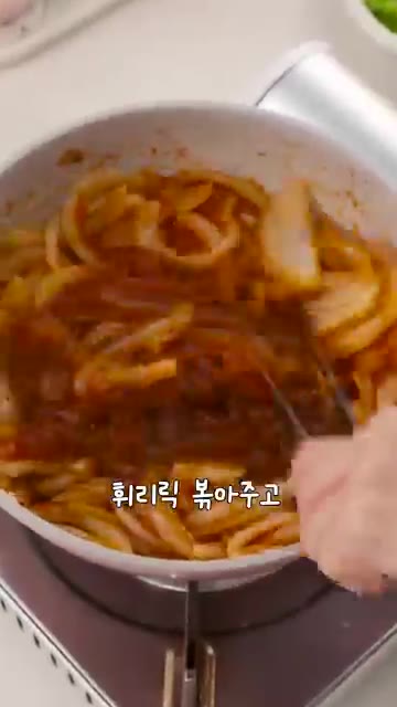 양념이 당면에 잘 배도록 빠르게 볶아줍니다. 송송 썬 대파와 청양고… — 당친자들은 모여라! 초간단 당면볶음🥢