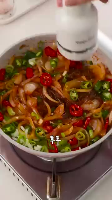 불을 끄고 참기름, 후추, 통깨를 뿌려주면 완성입니다. — 당친자들은 모여라! 초간단 당면볶음🥢