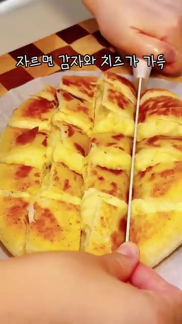 반죽을 잘 감싸 납작하게 민 후 버터를 녹인 팬에 올리고 중약불에서… — 치즈를 감자에 위아래로 넣으면 이 비주얼이 됩니다