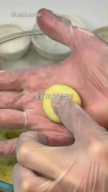 옥수수전분과 파슬리를 넣고 한 덩어리가 될 때까지 잘 섞어주세요. — 치즈 품은 감자볼 레시피