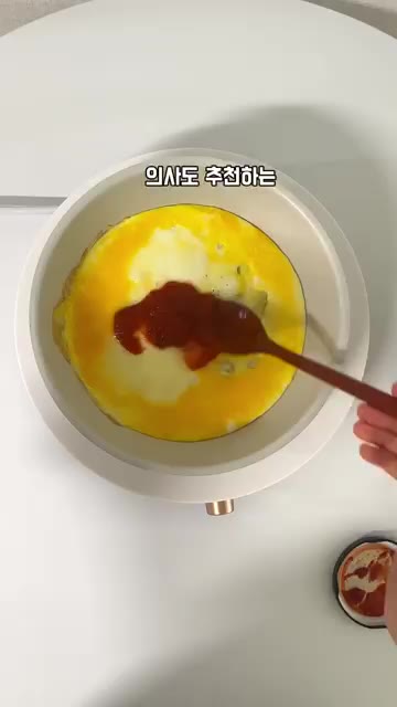 계란이 어느 정도 익으면 토마토소스를 붓고 치즈, 양상추, 토마토를… — 아침 시리얼 대신 건강 피자 만들기