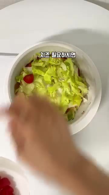 마지막으로 올리브유를 살짝 뿌리고 치즈가루를 뿌려주면 완성이다. — 아침 시리얼 대신 건강 피자 만들기