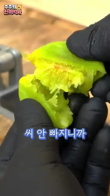 씨가 잘 빠지지 않는 물렁한 매실보다는 단단한 매실을 사용하는 것이… — 3개월 만에 진하게 나오는 '매실청' 레시피!