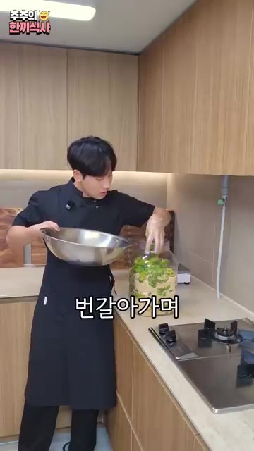 통에 매실과 황설탕을 번갈아 가며 담고, 윗부분에는 골마지가 생기지… — 3개월 만에 진하게 나오는 '매실청' 레시피!
