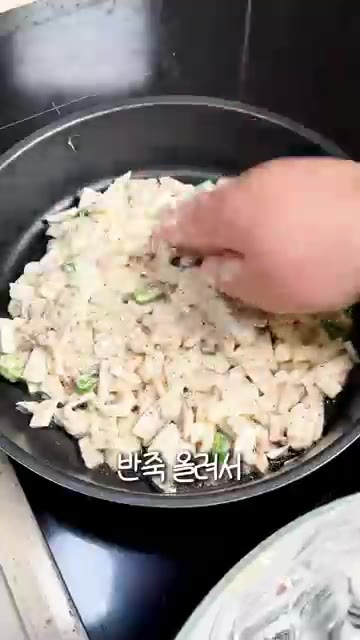 달군 팬에 기름을 두르고 반죽을 올려 앞뒤로 노릇하게 부쳐냅니다. — 제철 새송이버섯전 | 들깨가루 넣어 고소하고 바삭한 초간단 버섯전