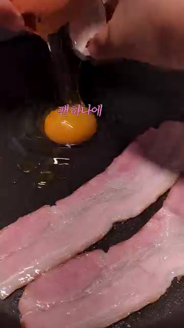 볼에 그릭 요거트 2큰술과 스리라차 소스 1큰술을 넣고 섞어 소스를… — 아침 메뉴 고민 말고 이걸 드세요! 🥑🍳🥓