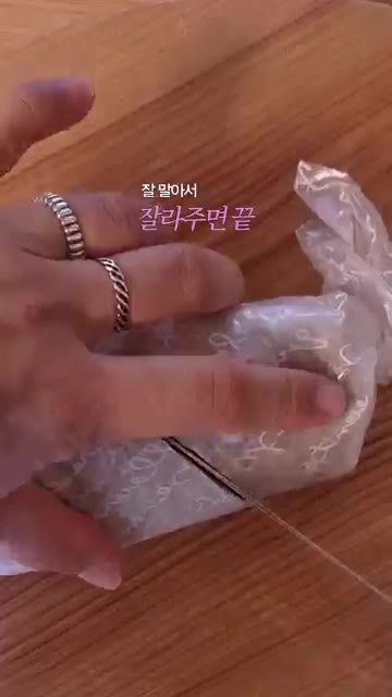 만든 소스와 치즈를 뿌린 후 또띠아를 잘 말아준다. 반으로 잘라 맛… — 아침 메뉴 고민 말고 이걸 드세요! 🥑🍳🥓