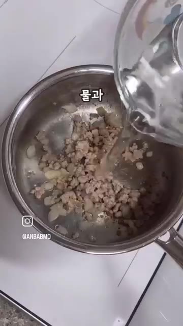 돼지고기 핏기가 사라지면 물 150ml를 붓고 카레가루 1큰술을 넣… — 달콤짭짤 밥도둑 메추리알 카레조림