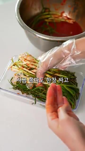 삶은 수육을 먹기 좋게 썰어 접시에 담고, 겉절이와 함께 쌈 채소에… — 요리초보자도 뚝딱 만드는 김치 겉절이 수육 양념 #레시피