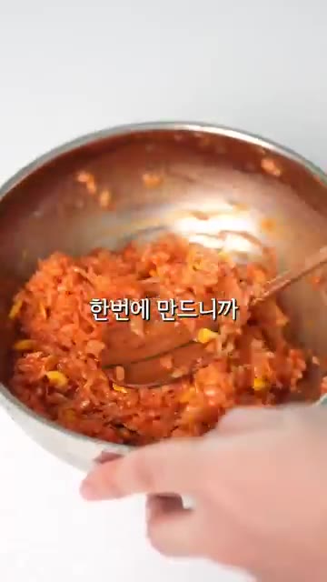 밥 위에 양념장과 콩나물을 올려 비빔밥을 만든다. — 남편은 국수, 나는 밥 먹고 싶을 때! 양념장 하나로 뚝딱 만드는 비빔국수 & 비빔밥