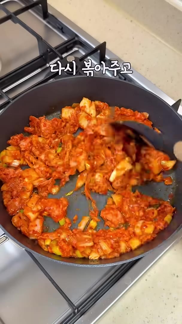 기름 두른 팬에 양념한 김치를 올리고 김치전처럼 꾹꾹 눌러서 펼쳐주… — 절대 실패없는 김치볶음밥 황금레시피