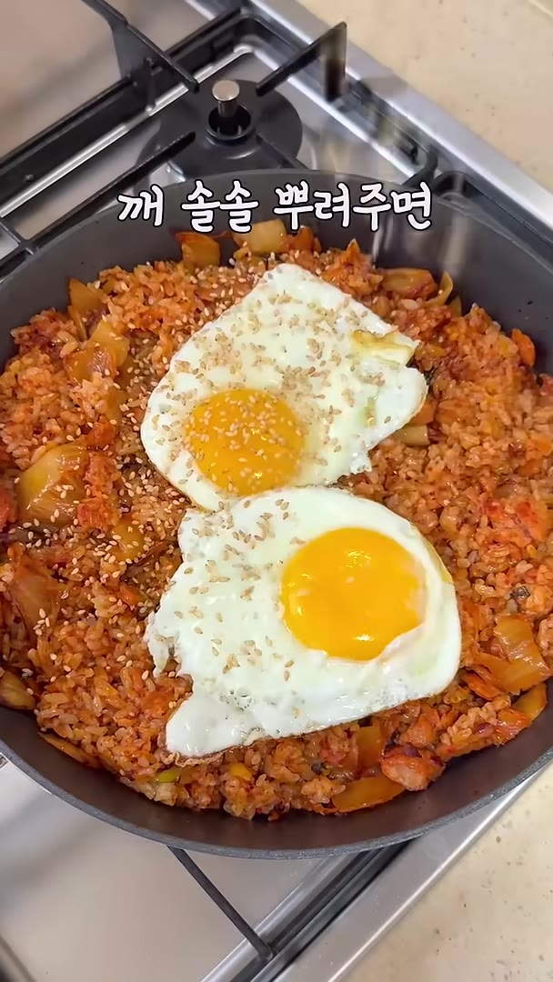 밥 두 공기를 넣고 섞어주면 완성이에요. 취향에 따라 계란 후라이와… — 절대 실패없는 김치볶음밥 황금레시피