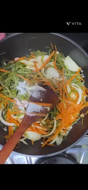 맛소금 1큰술과 통깨 2큰술을 넣습니다. 꿀팁으로 다시분말 1봉을… — 쫄깃한 제철 채소 염장 미역줄기 볶음 레시피
