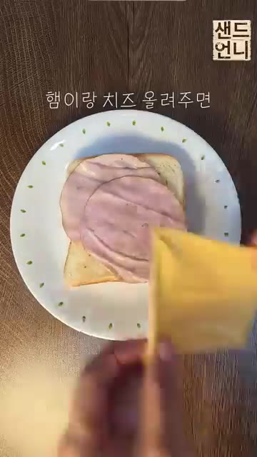 식빵에 방금 만든 소스를 골고루 발라주세요. — 소스 만들지 말고 '이것' 하나로 카페 크로크무슈 완성!