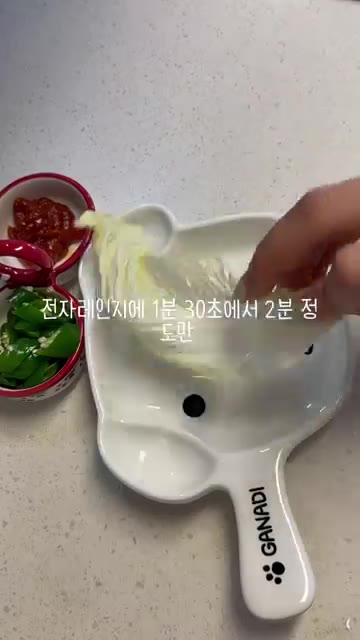 쌈 채소와 함께 전자레인지에 데운 족발을 접시에 담아주세요. 쌈 채… — 집에서 간단하게 즐기는 슬라이스 족발 레시피